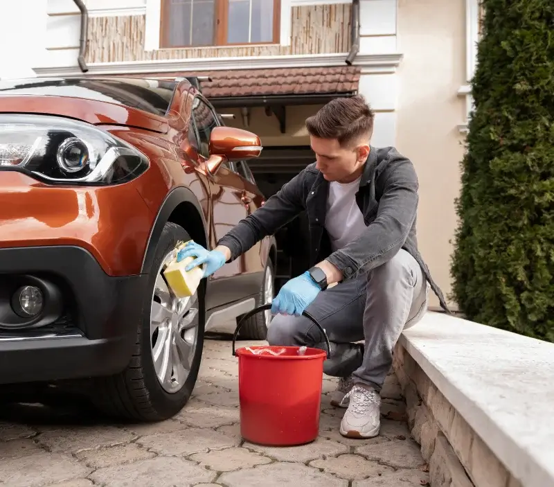 Lavage auto à domicile Surgères : professionnel intervenant sur un véhicule